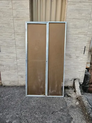 Box acrílico marrom alt:1,8 x larg:0,95 usado