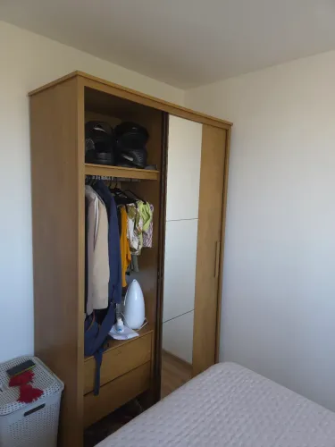 Guarda-Roupa Casal 2 Portas de Correr com Espelho - Excelente Estado