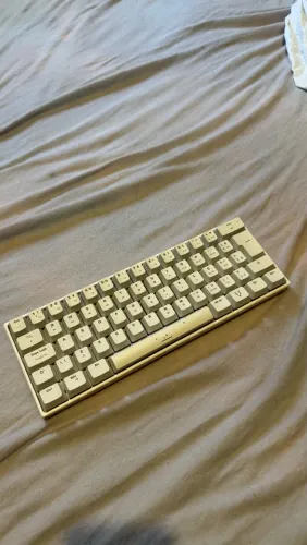 TECLADO 60% HUSKY BRANCO E MOUSE LOGITECH G203
