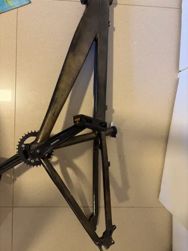 Quadro downhill trust valiant horizontal com pedivela, coroa e pedal