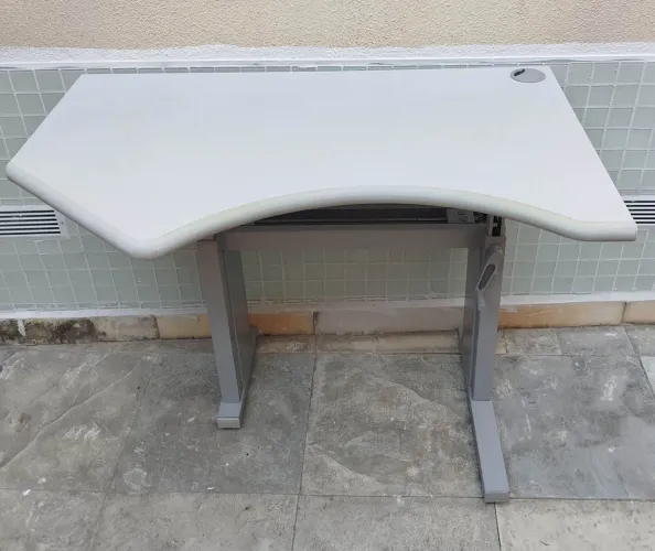 Mesa com regulagem de altura