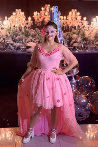 Vestido Rosa Romântico com Cauda e Aplicações Florais - costura amador