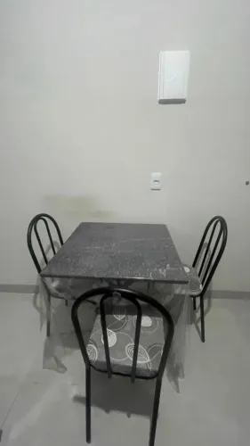 Mesa de cozinha, tampo de granito com 4 cadeiras, super novinha