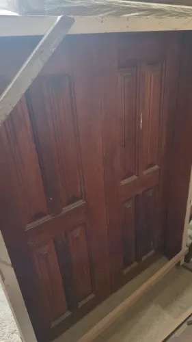 Janela de madeira com caixonete 