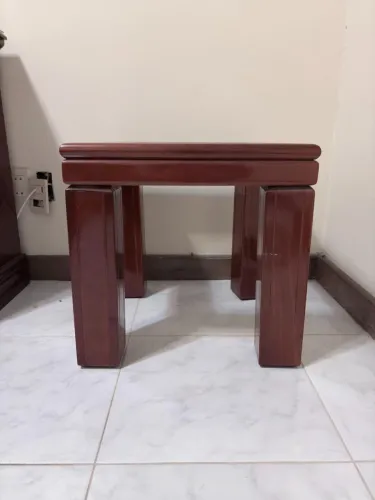 Mesa pequena de madeira e vidro