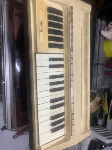 órgão ou teclado elétrico Hering vintage dos anos 70. 