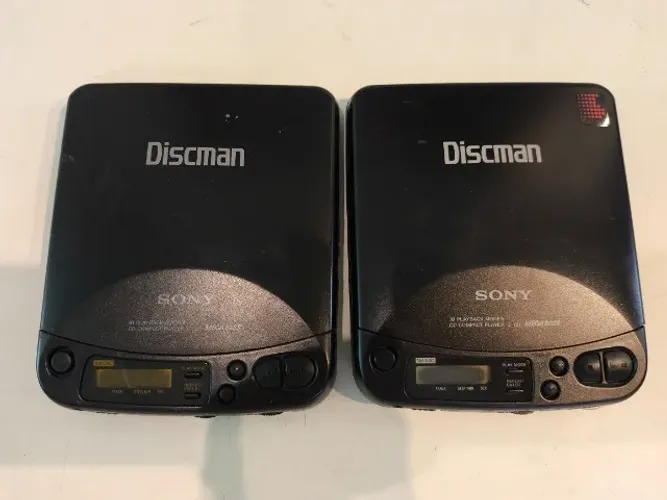 DISCMAN SONY D121 2 UNIDADES - PARA PEÇAS OU POSSÍVEL RESTAURO - NÃO LIGA