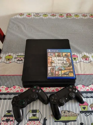 Ps4 slim 2 controles + jogo gta v incluso
