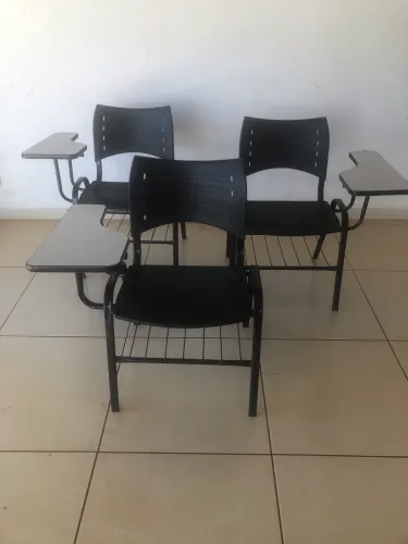 Cadeiras de sala de aula