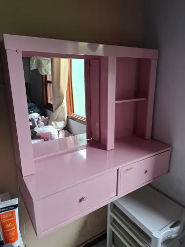 Vendo Penteadeira suspensa rosa