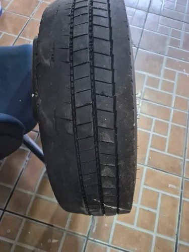 Pneu caminhão 215/75R17.5