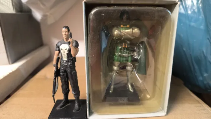 2 Miniaturas Eaglemoss Marvel - Justiceiro e Dr Destino