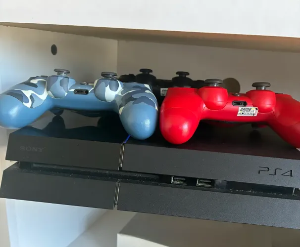 PS4 COM 3 CONTROLES E 4 JOGOS