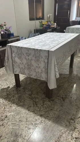 MESA RETANGULAR DE MADEIRA USADA, MAS BEM CONSERVADA!