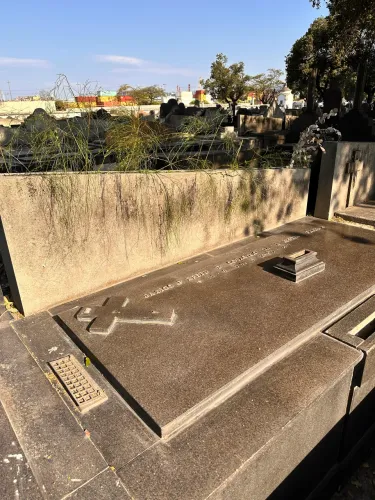 Jazigo perpétuo cemitério São FranciscoXavier,Caju/ Rj, próximo das capelas