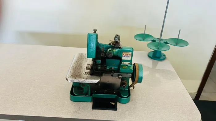 Máquina de costura overlock, bom estado de conservação, única dona, funcionando bem.  
