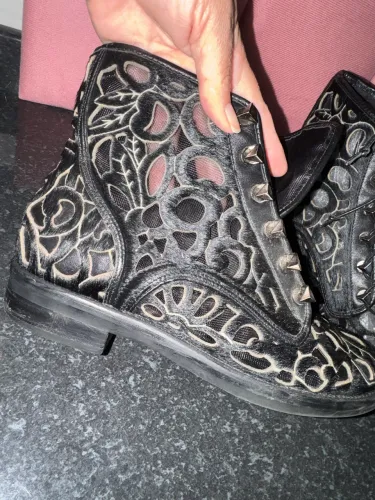 Linda Bota schutz cut-out