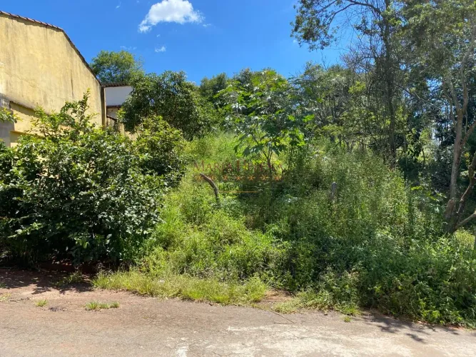 Lote em Caxambu, no bairro Santo Antônio, à venda.