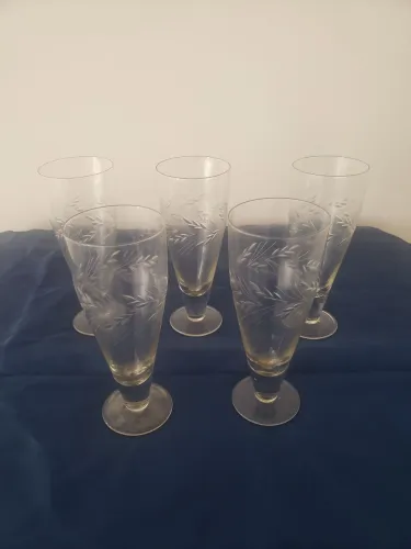 5 taças de vidro trabalhado.