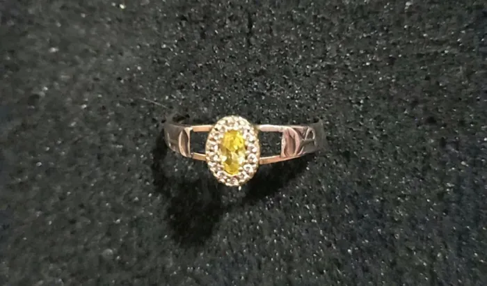 Anel de ouro 18k aro 23, pedra amarela,com brasão em ouro branco.