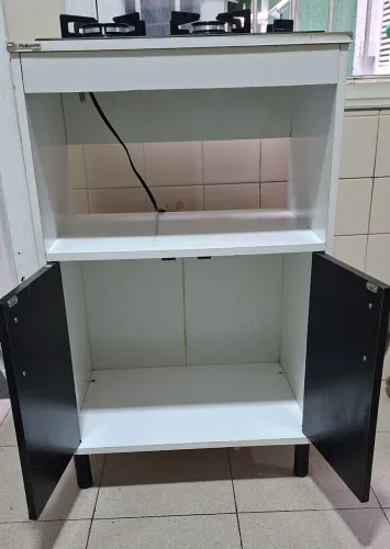 Armário com coktop a gás e espaço para microondas