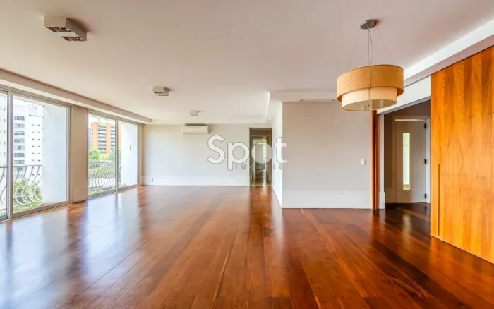 APARTAMENTO REFORMADO- NA PRAÇA- VAGO- DISPONÍVEL!