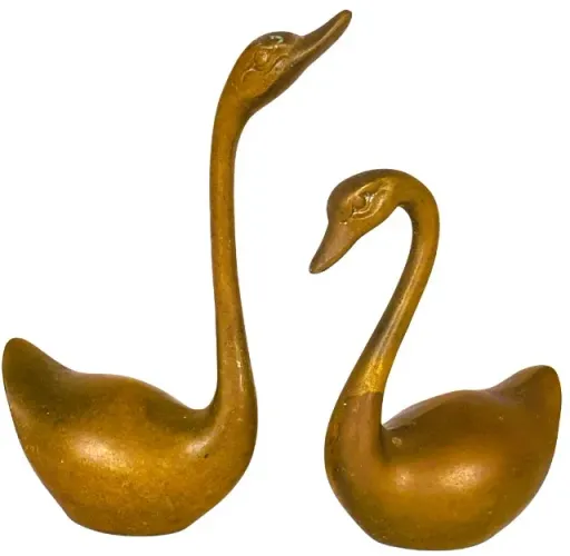 BRONZE - Par de esculturas em bronze dourado representando casal de Cisnes. *Descrição