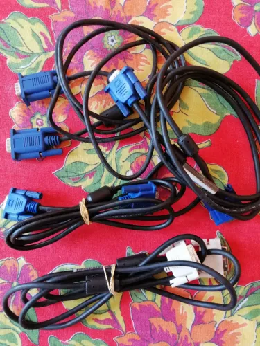LOTE de 4 cabos para ligar o MONITOR no computador: 3 tipo VGA e 1 tipo DVI