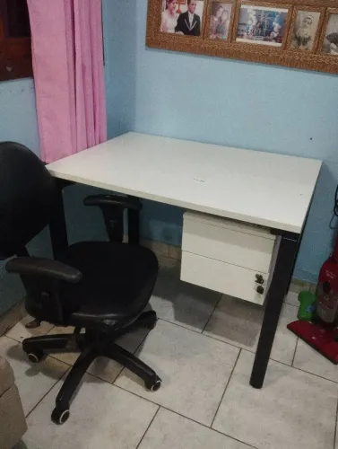Mesa de escritório com cadeira