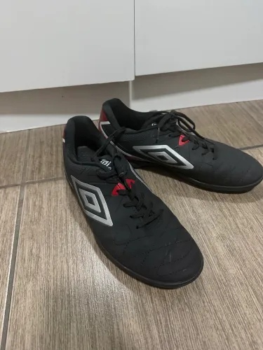 Chuteira Umbro- 40 