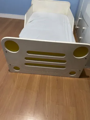 Cama infantil, armário infantil e tapete