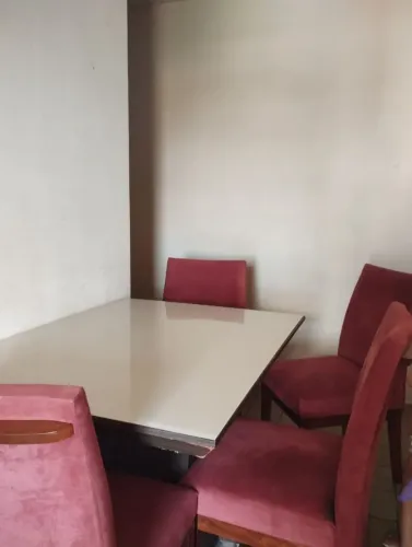 Mesa com 4 cadeiras de madeira