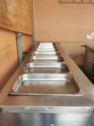 Rechaud frio/quente, fritadeira, geladeira 3 portas, c, cadeiras e mesas, bandeja, gn inox