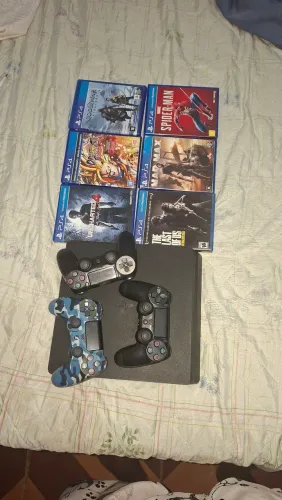 Ps4 sim de 1tb com 3 controles acompanhando com 6 jogos mídia física