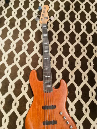 Contrabaixo 5 cordas - R Miranda (luthier)