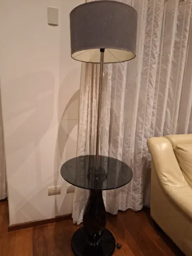Mesinha com abajur integrado