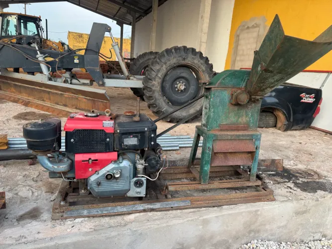 Vendo forrageira com motor 