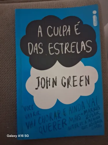 Livro a Culpa e das estrelas.