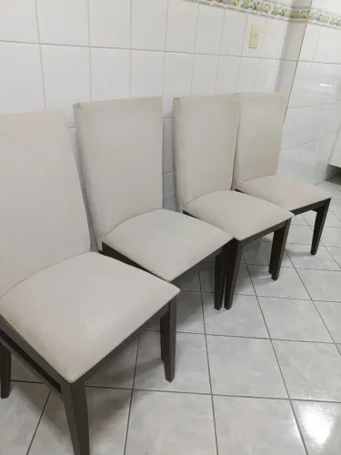 Cadeiras super novas pouco uso 