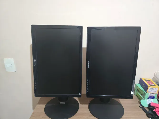 2 Monitores LCD Itautec 19 polegadas
