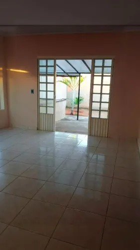 VENDO CASA COM 3 QUARTOS