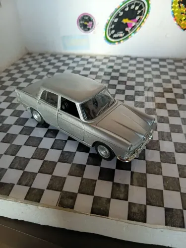 Miniatura alfa Romeu jk 2000 com pequenas avarias na pintura