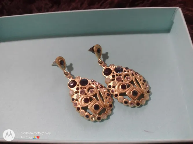 Vendo lindo par de brincos dourados com cristais coloridos da Dolce Vita