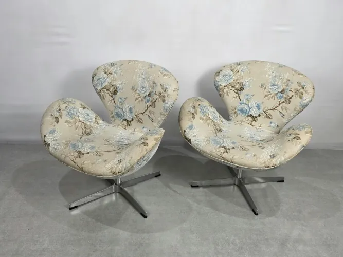 Par de cadeiras giratórias desing arne jacobsen