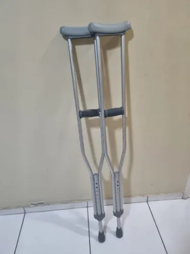 Vendo um par de muletas