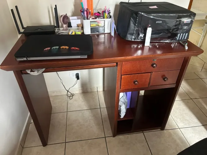 Escrivaninha/mesa de madeira