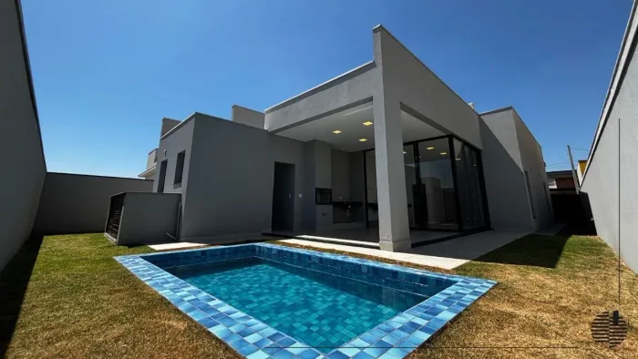Casa com piscina á venda no condomínio Una.
