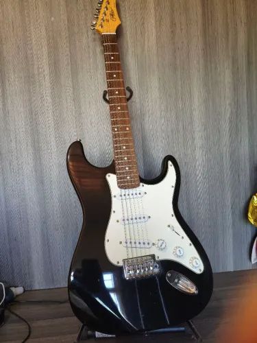 Guitarra e amplificador mais acessórios 