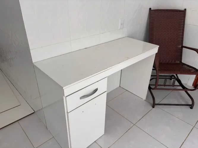 Vende-se 2 mesinhas de computador 