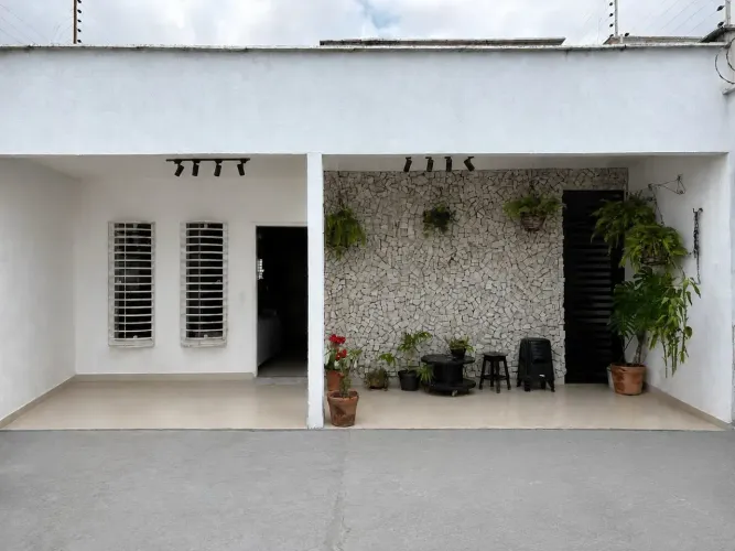 Alugo casa semimobiliada no Araçagy
